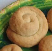 Greek Koulourakia: citrus and spice cookie twists