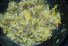 Avga me Manitaria (Eggs with Mushrooms)