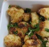 Fried cauliflower florets with oil & lemon sauce, garnished with fresh parsley
