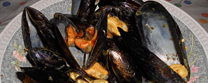 Fried mussels with lemon and ouzo sause